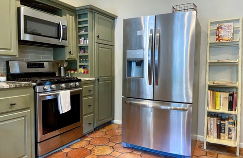 Crestline Heights Apartamento | Apt2 Edenbrae - Walkable Southern Gothic Mansion