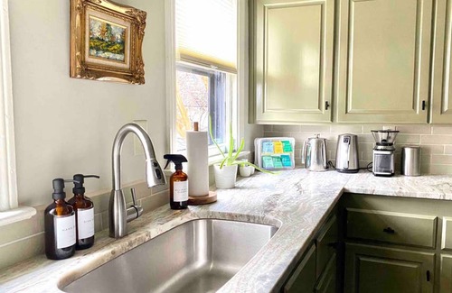 Crestline Heights Apartamento | Apt2 Edenbrae - Walkable Southern Gothic Mansion