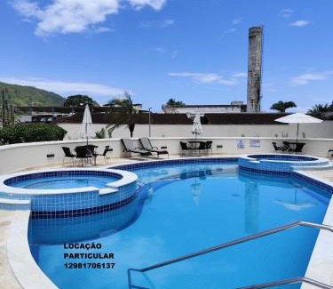 Praia da Enseada Apartamento | Apto com ar-cond e piscina a 100 m praia da Enseada