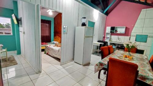 Ubatuba Apartamento | Apto com churrasqueira 500m do mar com vista da salaSacada para horizonte