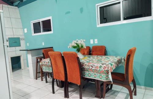 Ubatuba Apartamento | Apto com churrasqueira 500m do mar com vista da salaSacada para horizonte
