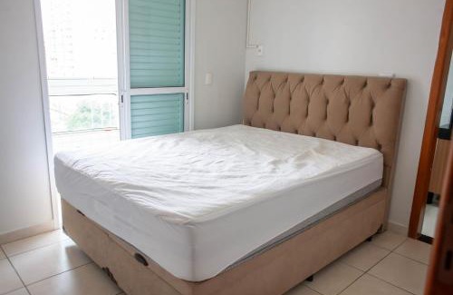 Guilhermina Apartamento | Apto com churrasqueira e wi-fi a 650m da praia