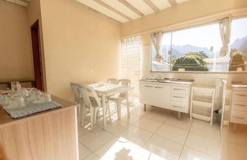 Pereque Apartamento | Apto com Wi-fi, garagem e vista das montanhas