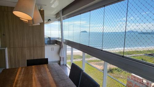 Itacolomi Apartamento | Apto de alto padrão/luxo em home club pé na areia com vista mar.