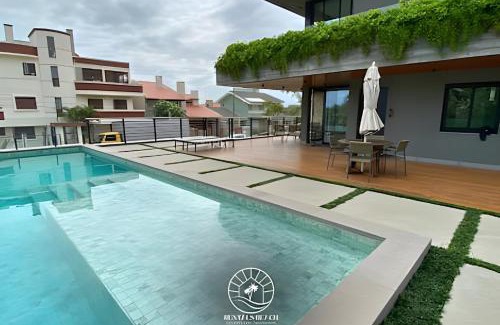 Torres Apartamento | Apto Premium em Torres - Apenas 150mts do mar - Piscina - Ar condicionado sala e quartos - Tv Smart - Wifi - Varanda com churrasqueira - Pátio privativo - Garagem fechada - Aceita pet