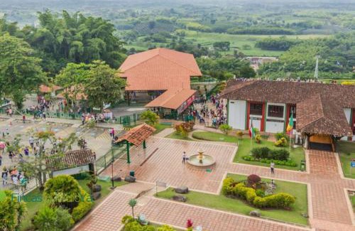 La Tebaida Apartamento | APTO WIFI+ AIRE AC +PISCINAS +JACUZZI +TOBOGAN+BBQ
