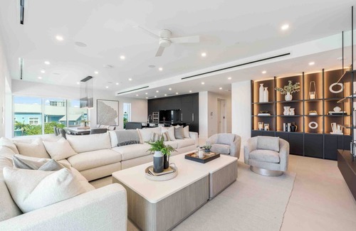 Seven Mile Beach Condominio | Aqua #2: Full-Floor Luxury Condo on 7Mile Beach w/Oceanfront Terrace, Private Hot Tub, & Communal Pool.