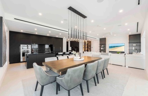Seven Mile Beach Condominio | Aqua #2: Full-Floor Luxury Condo on 7Mile Beach w/Oceanfront Terrace, Private Hot Tub, & Communal Pool.