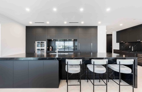 Seven Mile Beach Condominio | Aqua #2: Full-Floor Luxury Condo on 7Mile Beach w/Oceanfront Terrace, Private Hot Tub, & Communal Pool.