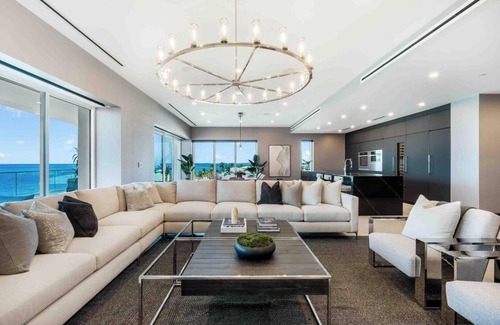 Seven Mile Beach Condominio | Aqua #4: Full Floor Luxury Condo on 7 Mile Beach w/ Shared Pool
