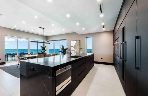 Seven Mile Beach Condominio | Aqua #4: Full Floor Luxury Condo on 7 Mile Beach w/ Shared Pool