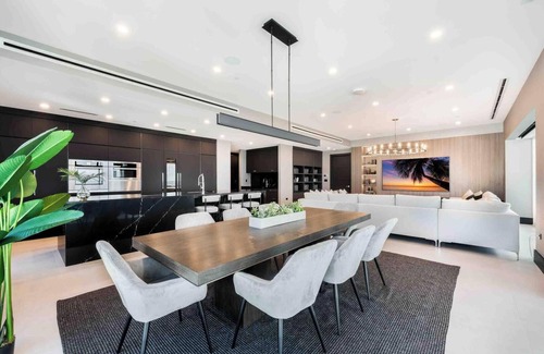 Seven Mile Beach Condominio | Aqua #4: Full Floor Luxury Condo on 7 Mile Beach w/ Shared Pool
