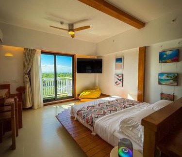 Dauis Apartamento | Aqua Horizon Beachside Condo I Signature Art Suites