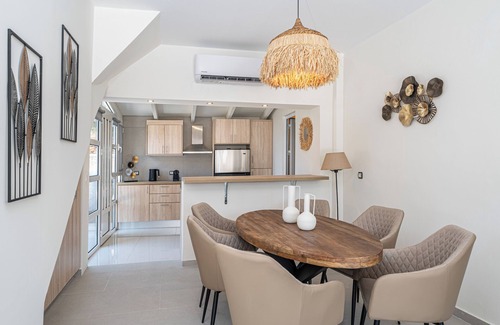 Pesada Villa | Villa de lujo con piscina privada, 0. 4km de la playa- "VILLA MARGI" -Free WiFi