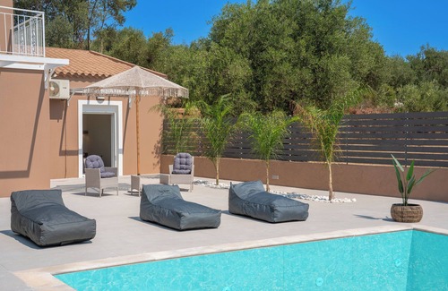 Pesada Villa | Villa de lujo con piscina privada, 0. 4km de la playa- "VILLA MARGI" -Free WiFi