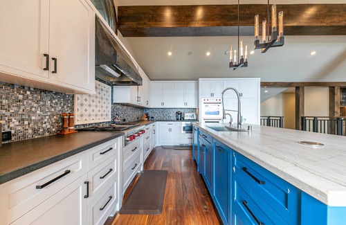Lake Tahoe Casa | Aqua Vista Lakefront Estate by Tahoe Getaways - 6 BR in Carnelian Bay w Buoy, Pier & Game Room