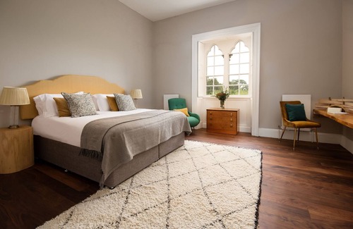 Richmond Otro | Aquarius Rising - a house that sleeps 12 guests in 6 bedrooms