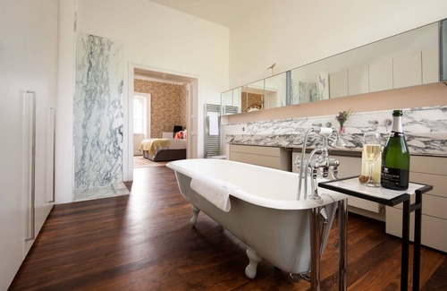 Richmond Otro | Aquarius Rising - a house that sleeps 12 guests in 6 bedrooms