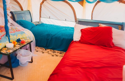 Austral Alquiler De RV | Arabian Nights - Riverfront Glamping Experience