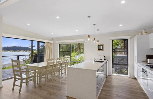 Pretty Beach Casa | Araluen House at Pretty Beach - Special Deal - This striking, architecturally designed home, with spectacular water views, is ideal for those seeking a bayside holiday escape with a feeling of sheer luxury.