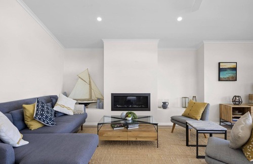 Pretty Beach Casa | Araluen House at Pretty Beach - Special Deal - This striking, architecturally designed home, with spectacular water views, is ideal for those seeking a bayside holiday escape with a feeling of sheer luxury.