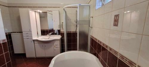 Gyorujbarat Casa | Aranypatkó Panzió