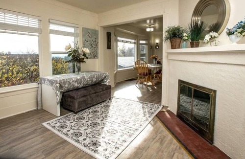 Stevens Casa | Arboretum View 2 BR House