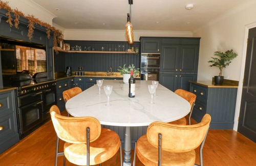 Durham Casa | ARBOUR HOUSE FARM BUNGALOW, pet friendly, with hot tub in Durham
