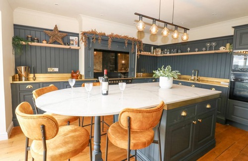 Durham Casa | ARBOUR HOUSE FARM BUNGALOW, pet friendly, with hot tub in Durham