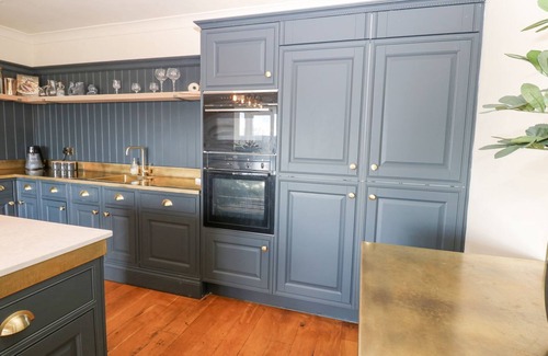 Durham Casa | ARBOUR HOUSE FARM BUNGALOW, pet friendly, with hot tub in Durham