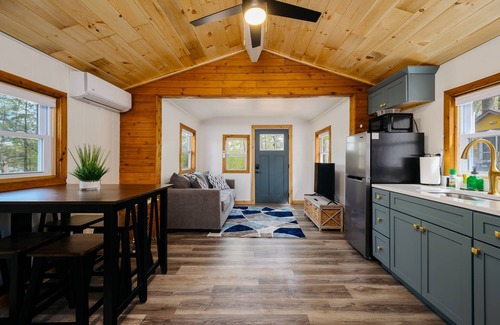 Mayfield Cabaña | Arbutus Lake Cozy Cabin-Pontoon Rentals Available