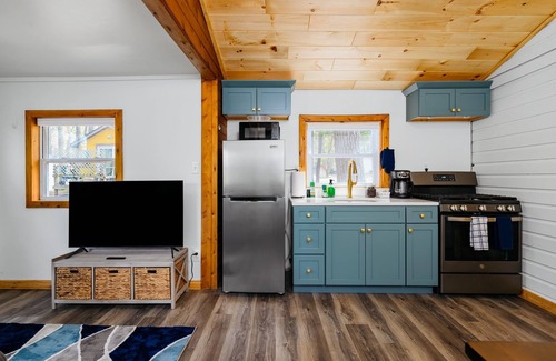 Mayfield Cabaña | Arbutus Lake Cozy Cabin-Pontoon Rentals Available