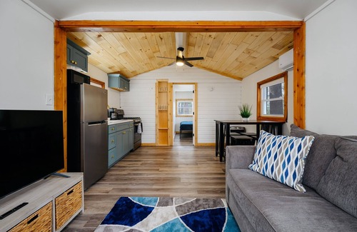 Mayfield Cabaña | Arbutus Lake Cozy Cabin-Pontoon Rentals Available