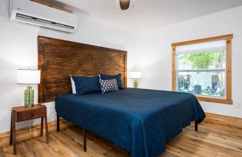 Mayfield Casa | Arbutus Lake-King Suite-Pontoon Rentals