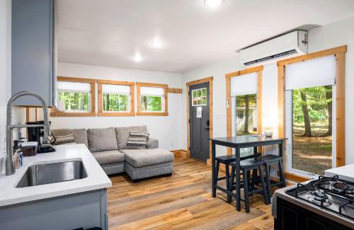 Mayfield Casa | Arbutus Lake-King Suite-Pontoon Rentals