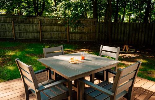 Mayfield Casa | Arbutus Lake-King Suite-Pontoon Rentals