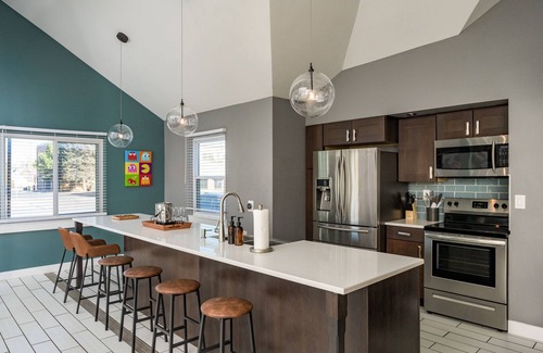 Olde Town Arvada Casa | ARCADE - FIRE PIT - HOT TUB - BACKYARD GAMES - OLDE TOWN HISTORIC DISTRICT