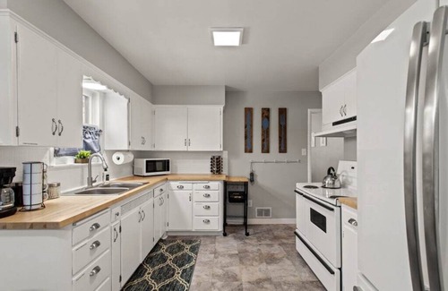 Northtown Casa | Arcade Game Rm-Pets! Fenced Backyard-3 Mi to Dwntwn & Gonzaga