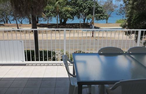 Arcadia Apartamento | Arcadia Beach Unit 4 - Charming sunny apartment with front row balcony view over Geoffrey Bay