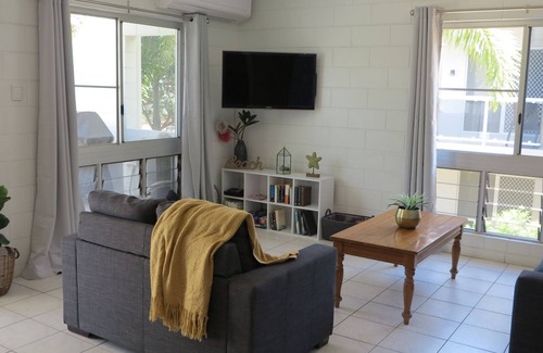 Arcadia Apartamento | Arcadia Beach Unit 4 - Charming sunny apartment with front row balcony view over Geoffrey Bay