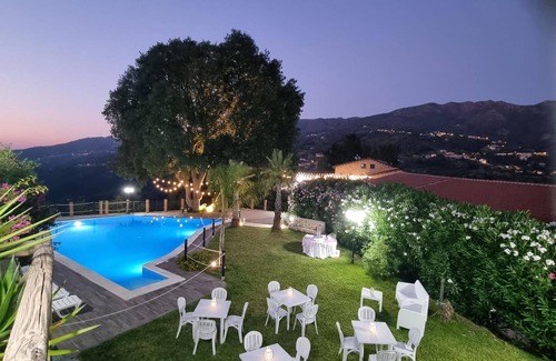 Sant'Angelo di Brolo Apartamento | Habitación 'Arcaloro Resort Infinito' con Vista a la Montaña y Jacuzzi