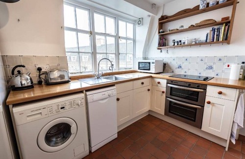 St. Mary's Park Apartamento | Archer on Thames Battersea holiday apartment with internet access, TV and DVD