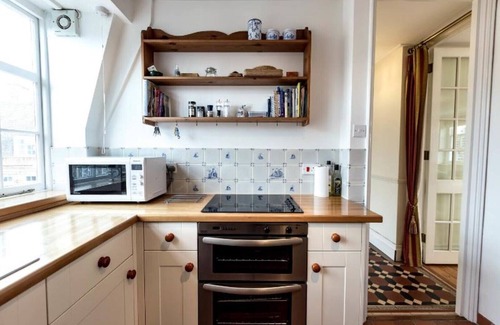 St. Mary's Park Apartamento | Archer on Thames Battersea holiday apartment with internet access, TV and DVD