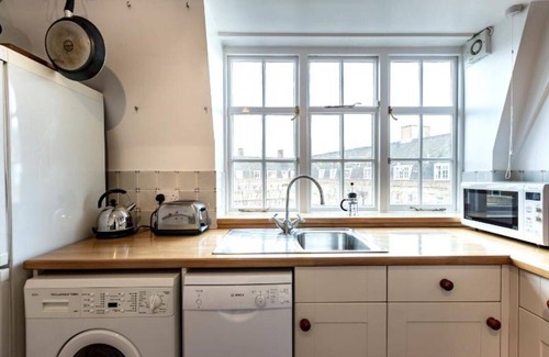 St. Mary's Park Apartamento | Archer on Thames Battersea holiday apartment with internet access, TV and DVD