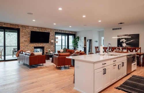 Nekoosa Casa | Archer Place - Luxury Modern Home - Backyard Putting Green