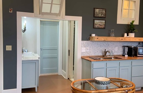 Sweetwater Apartamento | Archer Suite- Remedies Inn historic downtown
