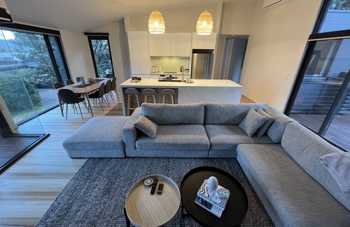 Lorne Casa | Architect designed 4 bedroom with ocean views from every room