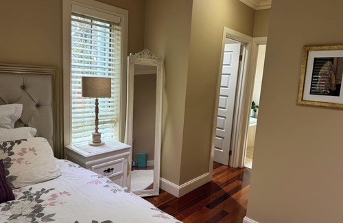 Beecroft Cama Y Desayuno | Architect designed and lavishly furnished room with WIR, Spa and Shower