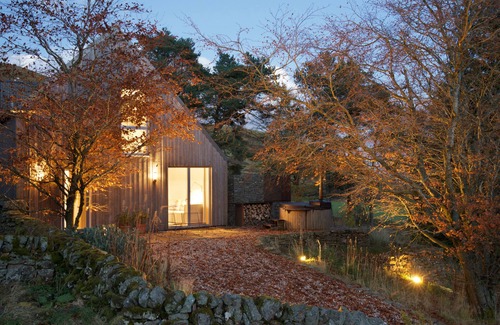 Penicuik Cabaña | Architect-designed cabin in the hills near Edinburgh. Wood-fired hot tub.