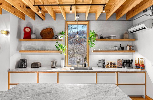 Mars Hill Cabina | Nordic Cabin | Sauna, Hot Tub, Fire Pit, Game Room | Sleeps 16, near AVL
